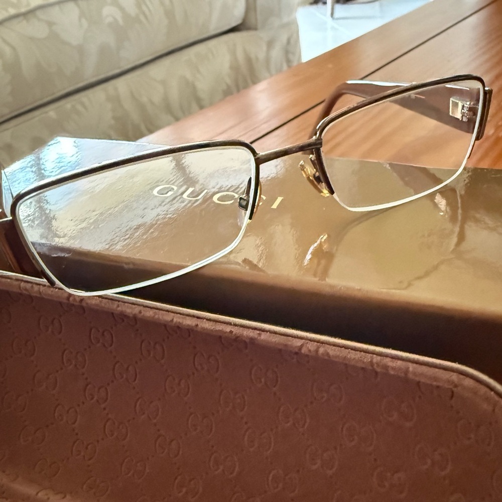 EUC Gucci trending eyeglasses with case and cloth